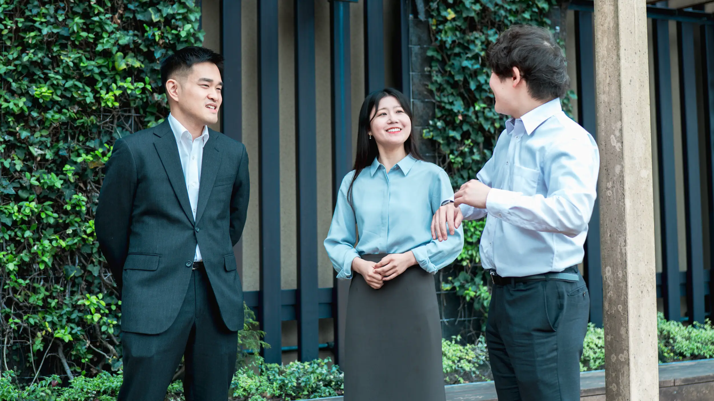 社員達が笑顔で会話している写真
