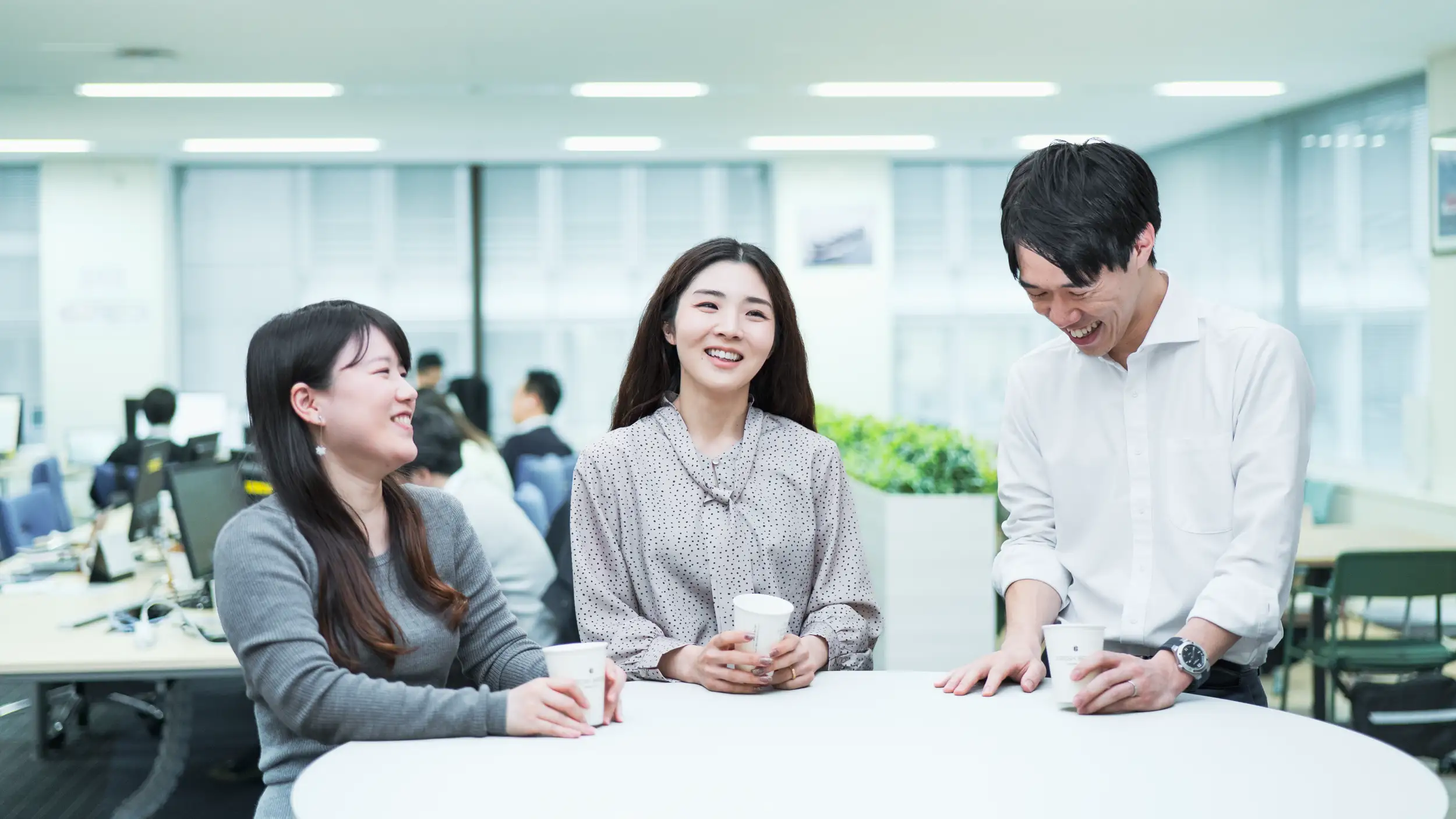 社員達が笑顔で会話している写真