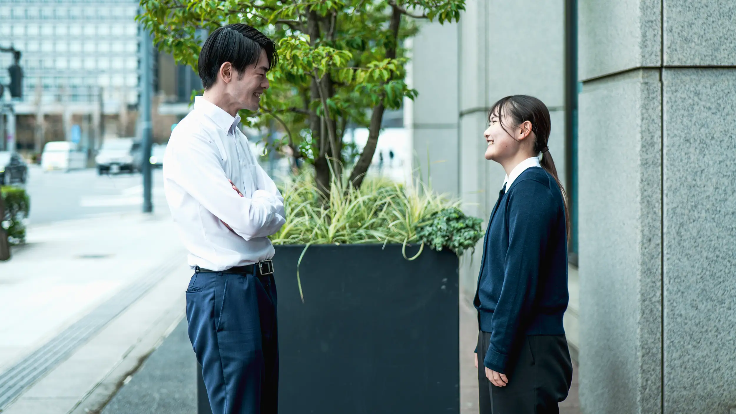 社員達が笑顔で会話している写真