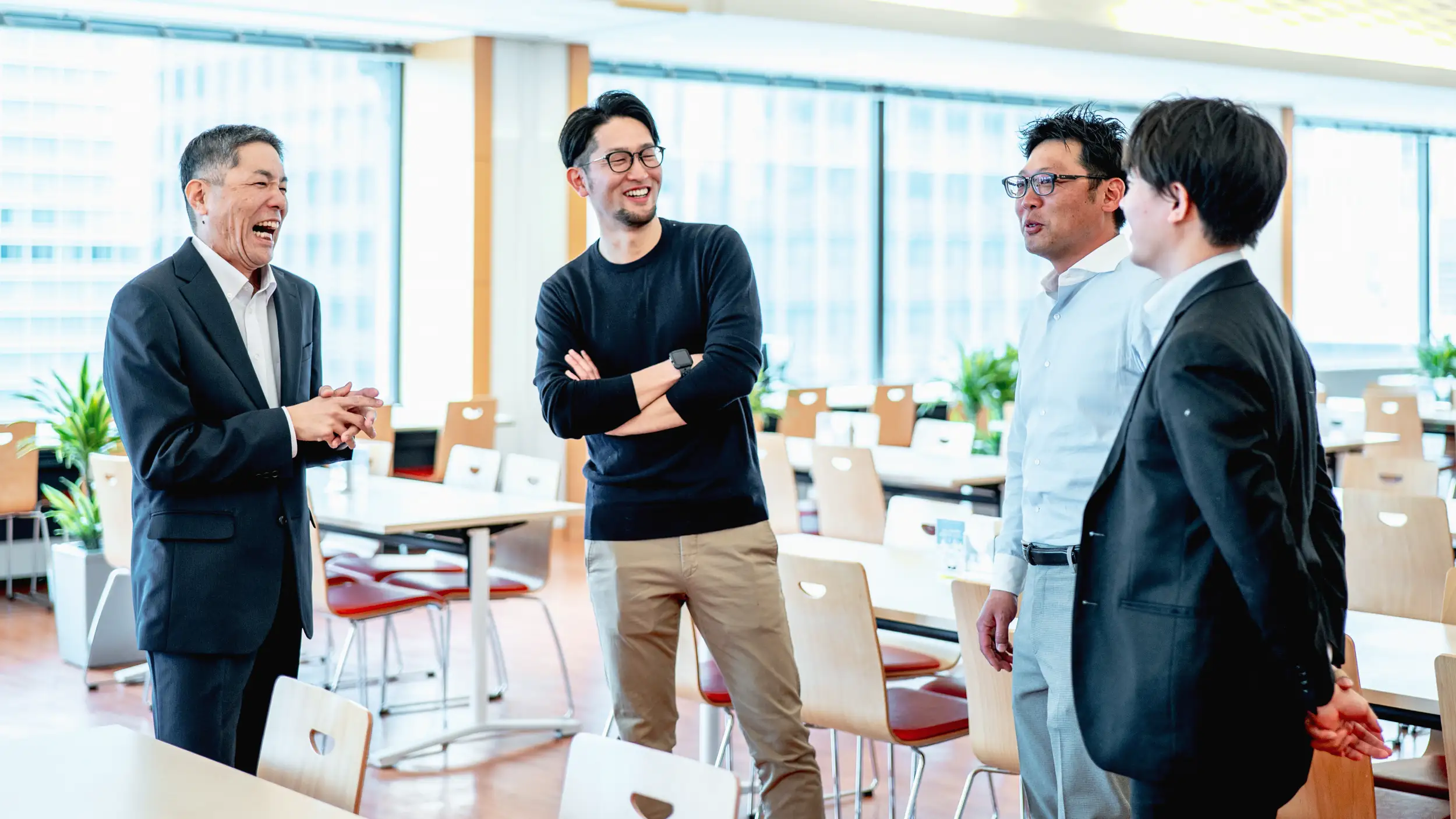 社員達が笑顔で会話している写真