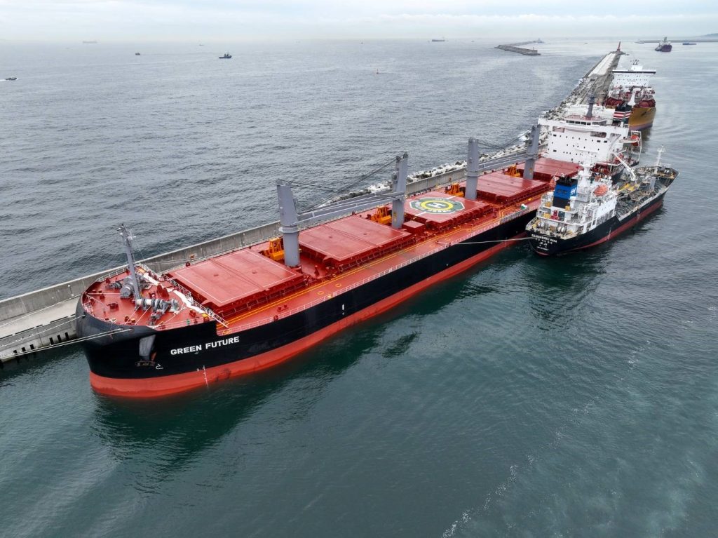 A view of the fueling (source: Ulsan Port Authority）